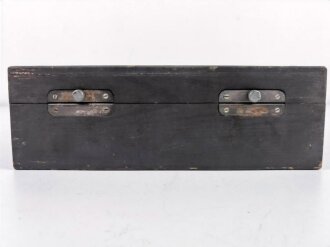 Frequenzprüfgerät b für Sender und Empfänger der Typen 10W.S.a,b,c/ 20W.S.b,c,d & Ukw.E.b1,c1,d1. Sehr guter Zustand, lediglich ein Deckel fehlt. Transportkasten in gutem Zustand, Originallack