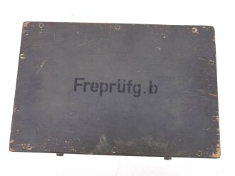 Frequenzprüfgerät b für Sender und Empfänger der Typen 10W.S.a,b,c/ 20W.S.b,c,d & Ukw.E.b1,c1,d1. Sehr guter Zustand, lediglich ein Deckel fehlt. Transportkasten in gutem Zustand, Originallack