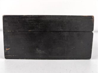 Frequenzprüfgerät b für Sender und Empfänger der Typen 10W.S.a,b,c/ 20W.S.b,c,d & Ukw.E.b1,c1,d1. Sehr guter Zustand, lediglich ein Deckel fehlt. Transportkasten in gutem Zustand, Originallack