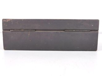 Frequenzprüfgerät b für Sender und Empfänger der Typen 10W.S.a,b,c/ 20W.S.b,c,d & Ukw.E.b1,c1,d1. Sehr guter Zustand, lediglich ein Deckel fehlt. Transportkasten in gutem Zustand, Originallack