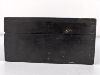 Frequenzprüfgerät b für Sender und Empfänger der Typen 10W.S.a,b,c/ 20W.S.b,c,d & Ukw.E.b1,c1,d1. Sehr guter Zustand, lediglich ein Deckel fehlt. Transportkasten in gutem Zustand, Originallack