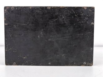 Frequenzprüfgerät b für Sender und Empfänger der Typen 10W.S.a,b,c/ 20W.S.b,c,d & Ukw.E.b1,c1,d1. Sehr guter Zustand, lediglich ein Deckel fehlt. Transportkasten in gutem Zustand, Originallack