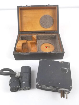 Frequenzprüfgerät b für Sender und Empfänger der Typen 10W.S.a,b,c/ 20W.S.b,c,d & Ukw.E.b1,c1,d1. Sehr guter Zustand, lediglich ein Deckel fehlt. Transportkasten in gutem Zustand, Originallack