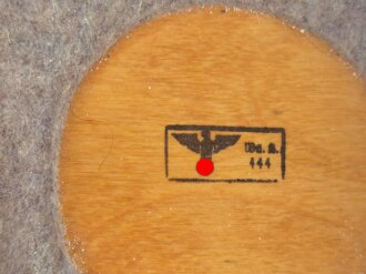 Frequenzprüfgerät b für Sender und Empfänger der Typen 10W.S.a,b,c/ 20W.S.b,c,d & Ukw.E.b1,c1,d1. Sehr guter Zustand, lediglich ein Deckel fehlt. Transportkasten in gutem Zustand, Originallack