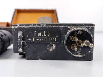 Frequenzprüfgerät b für Sender und Empfänger der Typen 10W.S.a,b,c/ 20W.S.b,c,d & Ukw.E.b1,c1,d1. Sehr guter Zustand, lediglich ein Deckel fehlt. Transportkasten in gutem Zustand, Originallack
