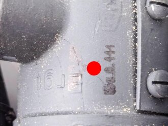 Frequenzprüfgerät b für Sender und Empfänger der Typen 10W.S.a,b,c/ 20W.S.b,c,d & Ukw.E.b1,c1,d1. Sehr guter Zustand, lediglich ein Deckel fehlt. Transportkasten in gutem Zustand, Originallack