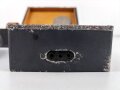 Frequenzprüfgerät b für Sender und Empfänger der Typen 10W.S.a,b,c/ 20W.S.b,c,d & Ukw.E.b1,c1,d1. Sehr guter Zustand, lediglich ein Deckel fehlt. Transportkasten in gutem Zustand, Originallack