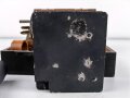 Frequenzprüfgerät b für Sender und Empfänger der Typen 10W.S.a,b,c/ 20W.S.b,c,d & Ukw.E.b1,c1,d1. Sehr guter Zustand, lediglich ein Deckel fehlt. Transportkasten in gutem Zustand, Originallack