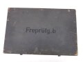 Frequenzprüfgerät b für Sender und Empfänger der Typen 10W.S.a,b,c/ 20W.S.b,c,d & Ukw.E.b1,c1,d1. Sehr guter Zustand, lediglich ein Deckel fehlt. Transportkasten in gutem Zustand, Originallack