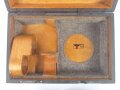 Frequenzprüfgerät b für Sender und Empfänger der Typen 10W.S.a,b,c/ 20W.S.b,c,d & Ukw.E.b1,c1,d1. Sehr guter Zustand, lediglich ein Deckel fehlt. Transportkasten in gutem Zustand, Originallack