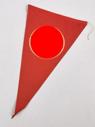 Wimpel aus bedrucktem Papier, schwarzes Hakenkreuz in weißem Kreis. Guter Zustand, Maße 16,5 x 29cm