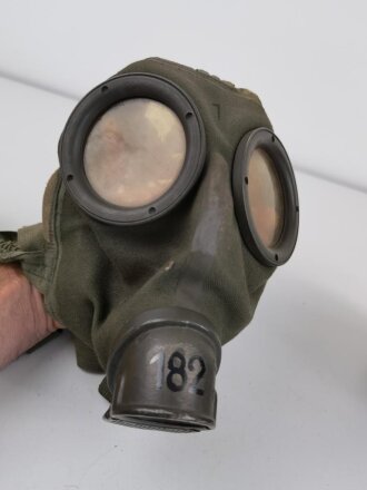 Gasmaske Wehrmacht mit Filter in Dose Modell 1938. Eindeutig zusammengehöriges Set eines Angehörigen einer Flakscheinwerfer Einheit