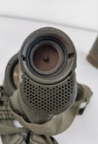 Gasmaske Wehrmacht mit Filter in Dose Modell 1938. Eindeutig zusammengehöriges Set eines Angehörigen einer Flakscheinwerfer Einheit