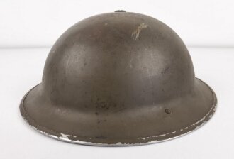 Großbritannien Stahlhelm 2.Weltkrieg. Die Glocke datiert 1942, Innenfutter undeutlich lesbar gestempelt. Originallack