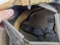 Großbritannien Stahlhelm 2.Weltkrieg. Die Glocke datiert 1942, Innenfutter undeutlich lesbar gestempelt. Originallack