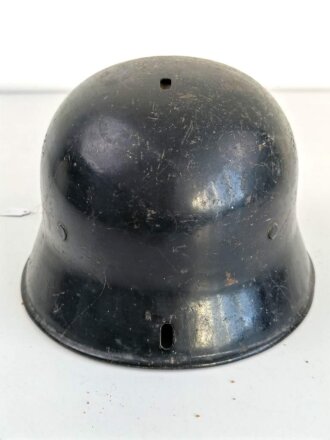 Feuerwehr III.Reich, Stahlhelm stark gebraucht, nach dem Krieg neu lackiert und weitergetragen