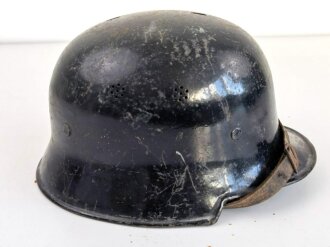 Feuerwehr III.Reich, Stahlhelm stark gebraucht, nach dem Krieg neu lackiert und weitergetragen