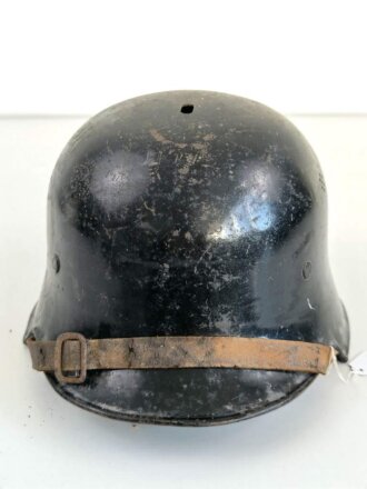 Feuerwehr III.Reich, Stahlhelm stark gebraucht, nach dem Krieg neu lackiert und weitergetragen