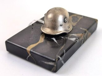 Stahlhelm auf Marmorsockel, wohl als Briefbeschwerer zu verwenden. Helm lose, Maße des Sockel 6 x 10cm