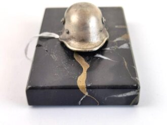 Stahlhelm auf Marmorsockel, wohl als Briefbeschwerer zu verwenden. Helm lose, Maße des Sockel 6 x 10cm