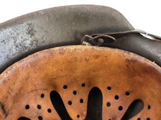 Heer, Stahlhelm Modell 1942. In allen Teilen Originales, zusammengehöriges Stück. Das Hakenkreuz des Adlers zu 85% erhalten