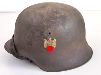 Heer, Stahlhelm Modell 1942. In allen Teilen Originales, zusammengehöriges Stück. Das Hakenkreuz des Adlers zu 85% erhalten