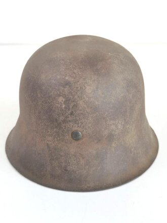 Heer, Stahlhelm Modell 1942. In allen Teilen Originales, zusammengehöriges Stück. Das Hakenkreuz des Adlers zu 85% erhalten