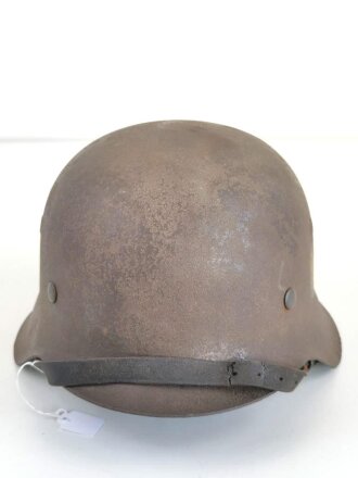 Heer, Stahlhelm Modell 1942. In allen Teilen Originales, zusammengehöriges Stück. Das Hakenkreuz des Adlers zu 85% erhalten