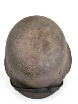 Heer, Stahlhelm Modell 1942. In allen Teilen Originales, zusammengehöriges Stück. Das Hakenkreuz des Adlers zu 85% erhalten