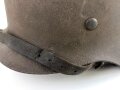 Heer, Stahlhelm Modell 1942. In allen Teilen Originales, zusammengehöriges Stück. Das Hakenkreuz des Adlers zu 85% erhalten