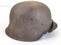 Heer, Stahlhelm Modell 1942. In allen Teilen Originales, zusammengehöriges Stück. Das Hakenkreuz des Adlers zu 85% erhalten