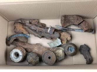 Konvolut Granatsplitter und abgeschossene Zünder 1.Weltkrieg, ungereinigt, aus alter Sammlung