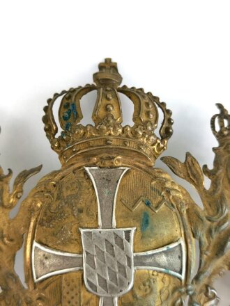 Bayern, Emblem für eine Pickelhaube für einen Reserveoffizier. Wuchtiges Stück, Abstand der Gewindestangen 74mm