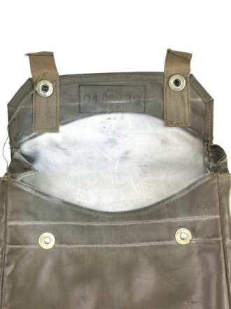 Gasplane in gummierter Tasche der Wehrmacht. Die Tasche datiert 1939