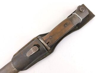 Seitengewehr zum K98 der Wehrmacht. Stark getragen, in ebensolchem Koppelschuh