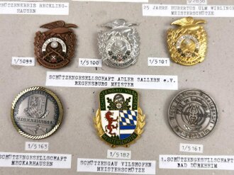 Deutschland nach 1945, Sammlung 9 Stück Abzeichen zum Thema "Schießsport" jeweils komplett mit Nadel bzw. Nadelsystem
