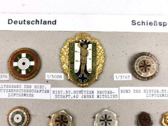 Deutschland nach 1945, Sammlung 15 Stück Abzeichen zum Thema "Schießsport" jeweils komplett mit Nadel bzw. Nadelsystem