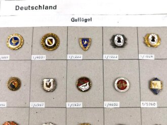 Deutschland nach 1945, Sammlung 18 Stück Abzeichen zum Thema "Geflügel" jeweils komplett mit Nadel bzw. Nadelsystem