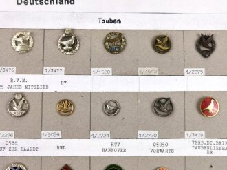 Deutschland nach 1945, Sammlung 22 Stück Abzeichen zum Thema "Tauben" jeweils komplett mit Nadel bzw. Nadelsystem