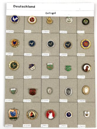 Deutschland nach 1945, Sammlung 25 Stück Abzeichen zum Thema "Geflügel" jeweils komplett mit Nadel bzw. Nadelsystem