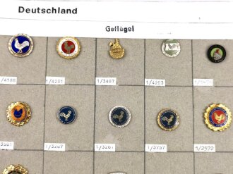 Deutschland nach 1945, Sammlung 25 Stück Abzeichen zum Thema "Geflügel" jeweils komplett mit Nadel bzw. Nadelsystem