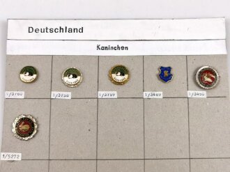 Deutschland nach 1945, Sammlung 6 Stück Abzeichen zum Thema "Kaninchen" jeweils komplett mit Nadel bzw. Nadelsystem
