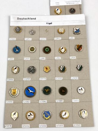 Deutschland nach 1945, Sammlung 26 Stück Abzeichen zum Thema "Vögel" jeweils komplett mit Nadel bzw. Nadelsystem