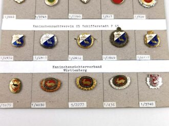 Deutschland nach 1945, Sammlung 25 Stück Abzeichen zum Thema "Kaninchen" jeweils komplett mit Nadel bzw. Nadelsystem