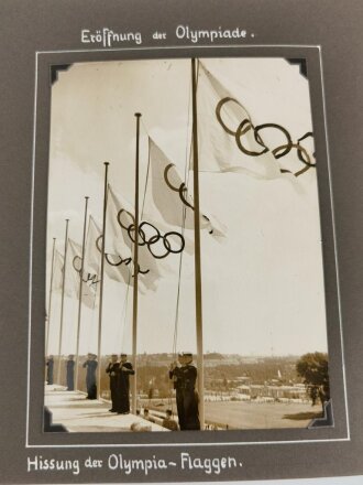 Olympische Spiele 1936 Berlin. Fotoalbum mit insgesamt 63 Fotos und Ansichtskarten, davon einige Kauffotos.