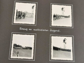 Olympische Spiele 1936 Berlin. Fotoalbum mit insgesamt 63 Fotos und Ansichtskarten, davon einige Kauffotos.