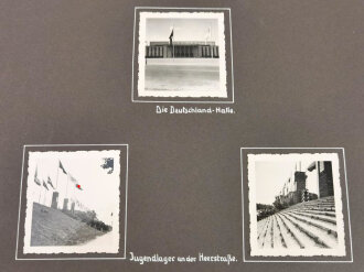 Olympische Spiele 1936 Berlin. Fotoalbum mit insgesamt 63 Fotos und Ansichtskarten, davon einige Kauffotos.