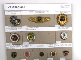 Deutschland nach 1945, Sammlung  18 Stück Abzeichen zum Thema "Heimat, Kultur, Brauchtum " jeweils komplett mit Nadel bzw. Nadelsystem