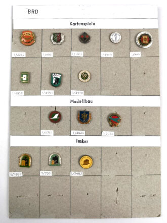 Deutschland nach 1945, Sammlung  14 Stück Abzeichen zum Thema "  Kartenspiele, Modellbau und Imker" jeweils komplett mit Nadel bzw. Nadelsystem