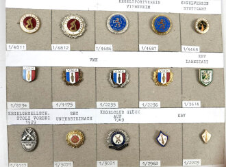 Deutschland nach 1945, Sammlung 25 Stück Abzeichen zum Thema "Kegelsport " jeweils komplett mit Nadel bzw. Nadelsystem